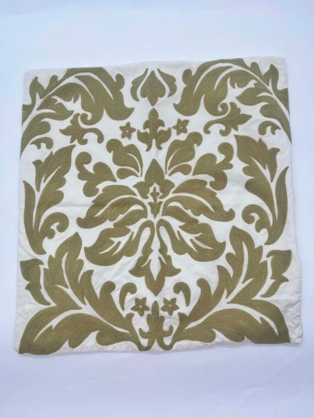 Pottery Barn 20”x 20” Ivory/Green Crewel Embroidered Pillow Cover EUC